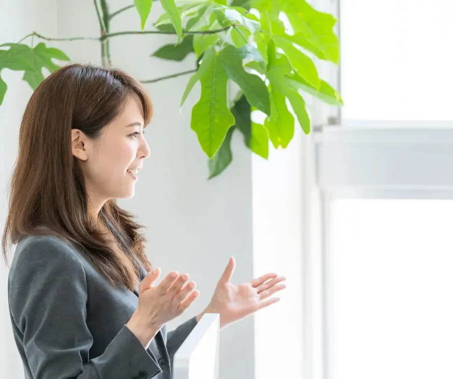 説明している様子の女性社員の写真